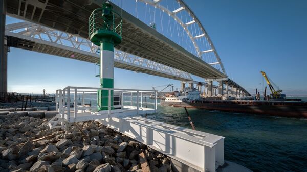 Проход судна под Крымским мостом