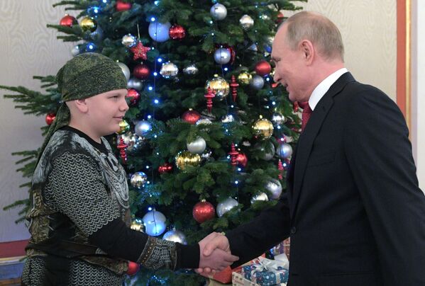 Президент РФ Владимир Путин и участник проекта Мечтай со мной Коля Кузнецов