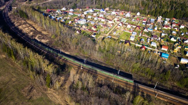 Дачный поселок и электричка на рижском пригородном направление в Подмосковье