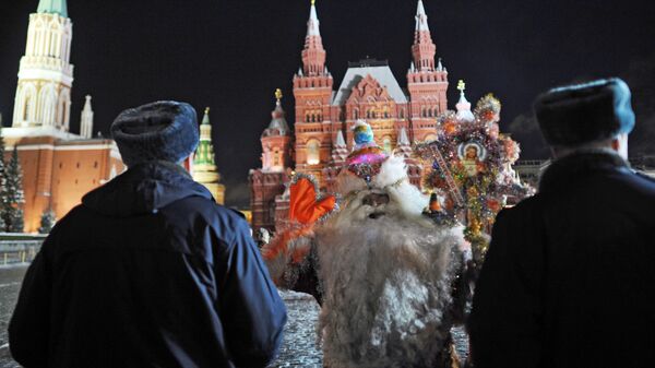 Актер в костюме Деда Мороза и сотрудники полиции на Красной площади