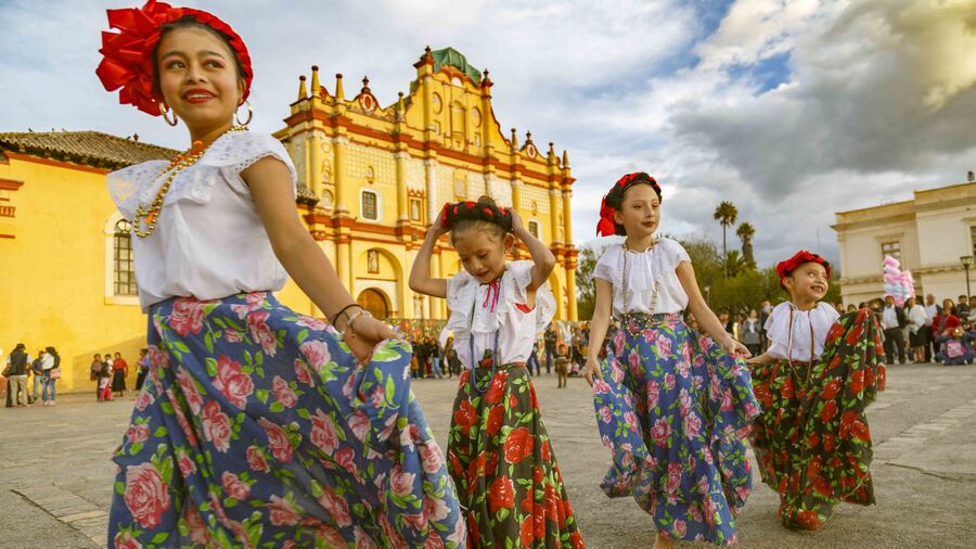 Мексика. Сан-Кристобаль де лас Касас. Танцы девушек на центральной площади