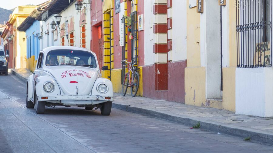 Мексика. Сан-Кристобаль-де-лас-Касас. Старый жук на улицах города