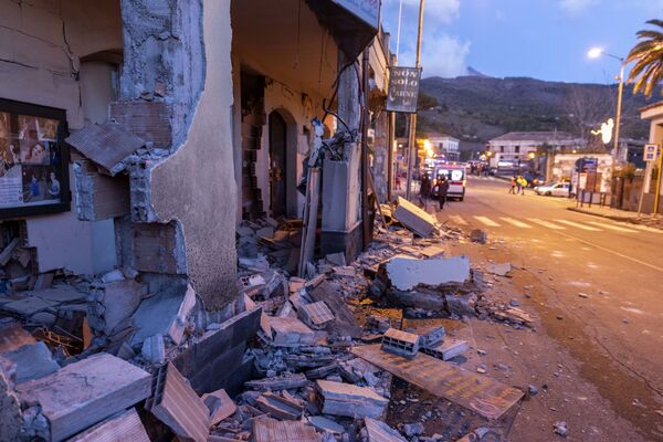Разрушенные здания в городке Флери, наиболее пострадавшем при извержении вулкана Этна на Сицилии 