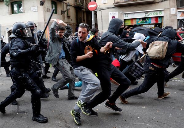 Столкновение демонстрантов с полицией во время протеста против заседания Кабинета министров Испании в Барселоне