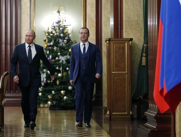 Президент РФ Владимир Путин и председатель правительства РФ Дмитрий Медведев перед началом встречи с членами правительства РФ. 26 декабря 2018. 
