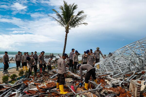 Последствия цунами в Индонезии. 24 декабря 2018 года