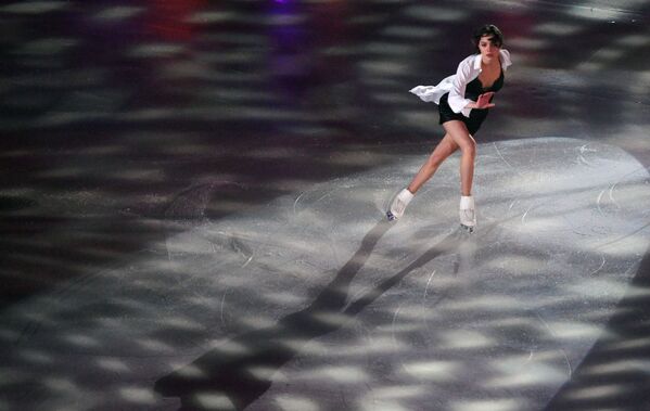 Евгения Медведева выступает в показательных выступлениях на чемпионате России по фигурному катанию в Саранске