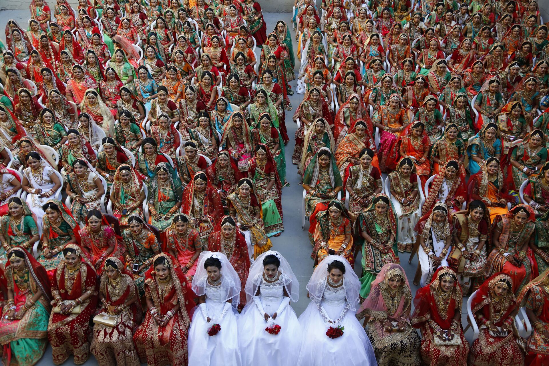 Невесты во время массовой свадьбы в индийском городе Сурат  - РИА Новости, 1920, 13.08.2021