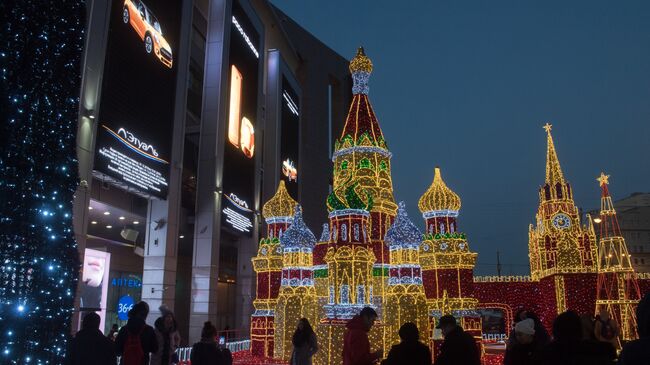 Новогодние декорации в виде Кремля, собора Василия Блаженного и Шаболовской телевизионной башни у торгово-развлекательного центра Европейский  на площади Киевского вокзала в Москве