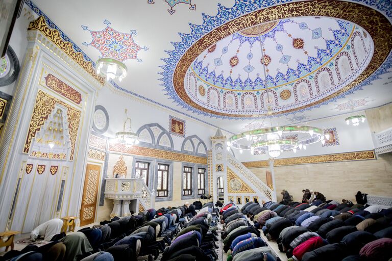 Мусульмане во время пятничной молитвы в мечети Мевлана в Берлине Мусульмане во время пятничной молитвы в мечети Мевлана в Берлине