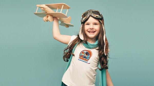 Девочка с игрушечным самолетом
