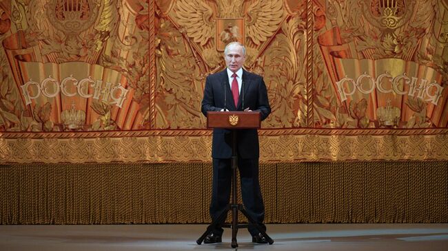 Президент РФ Владимир Путин на торжественном вечере по случаю встречи нового, 2019 года в Государственном академическом Большом театре. 27 декабря 2018 Президент РФ Владимир Путин на торжественном вечере по случаю встречи нового, 2019 года в Государственном академическом Большом театре. 27 декабря 2018