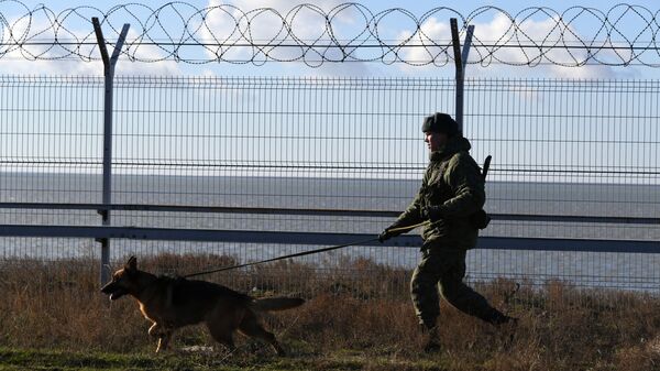 Заграждение на границе с Украиной в Крыму