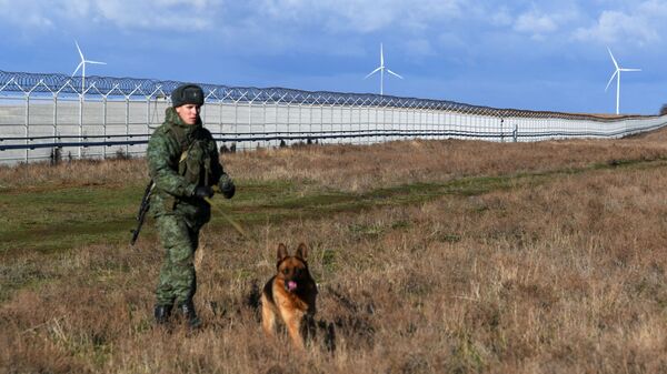 Российский пограничник со служебной собакой