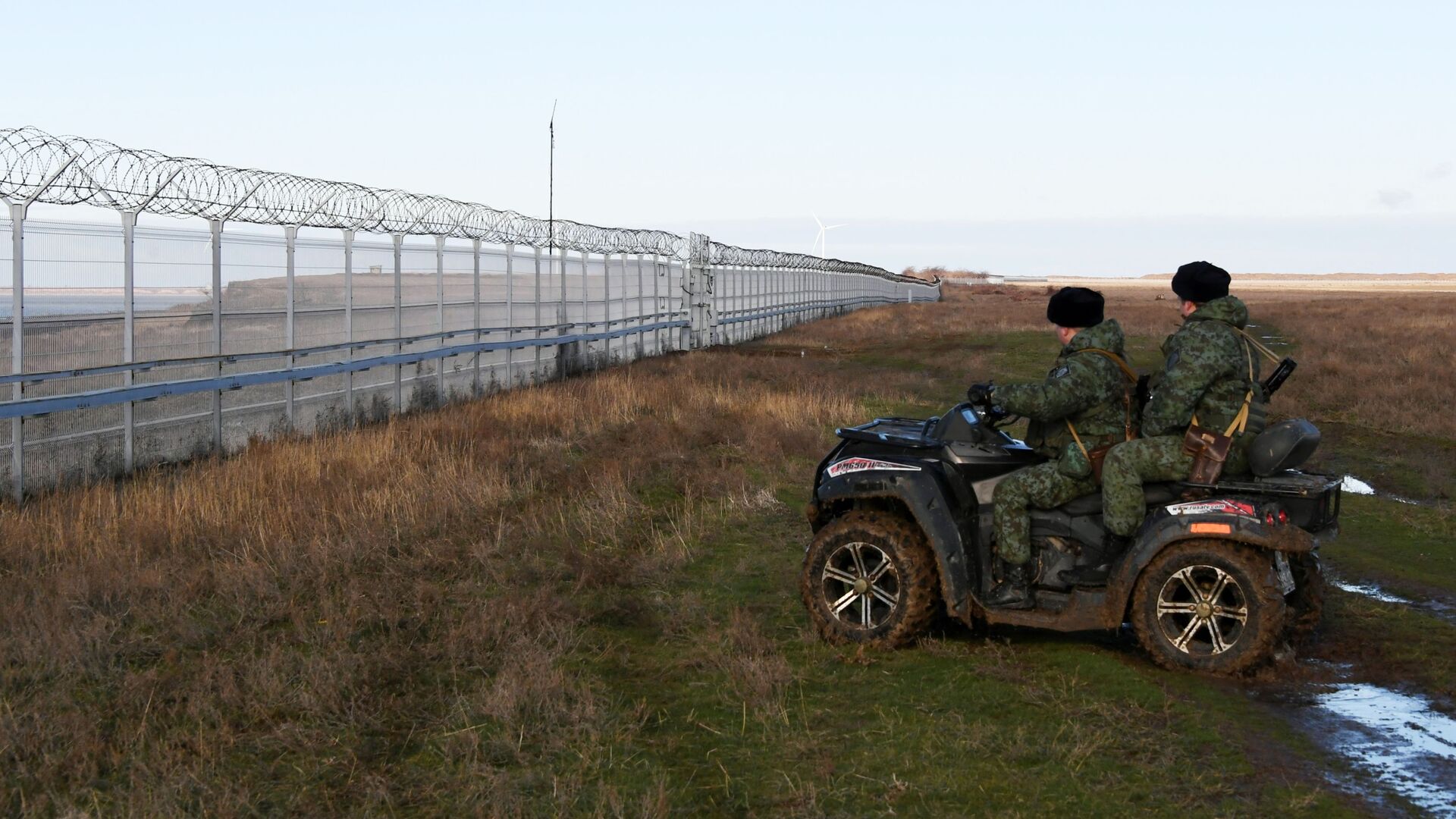 Российские пограничники у заграждения, возведенного в Крыму на границе с Украиной - РИА Новости, 1920, 28.05.2024