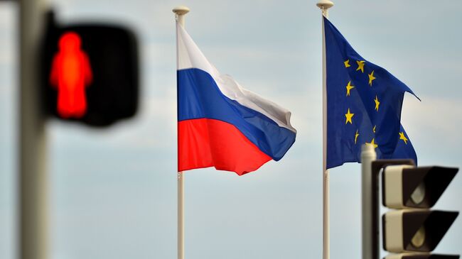 Флаги России и ЕС. Архивное фото