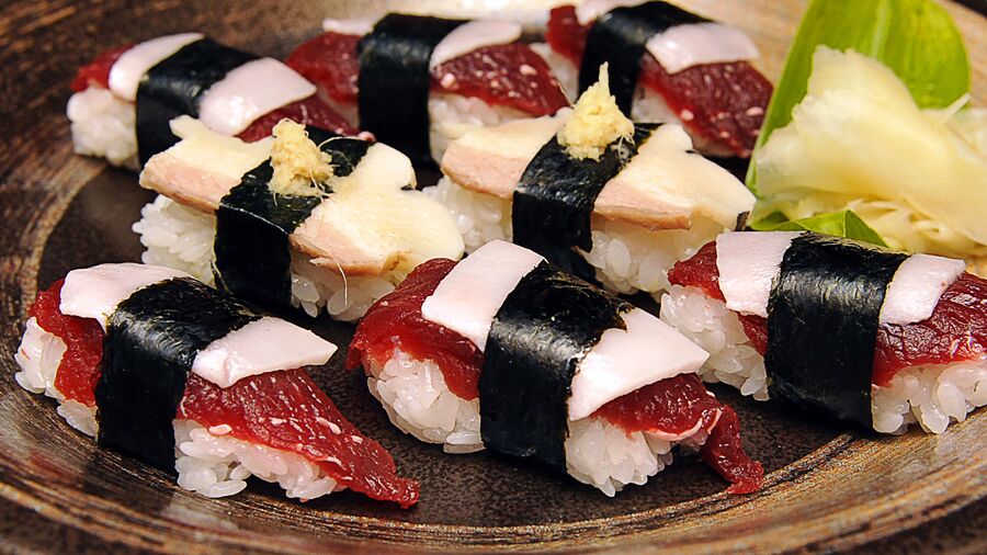 Суши из китового мяса в одном из ресторанов Японии 