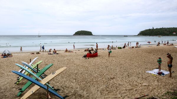 Отдыхающие на пляже Ката на острове Пхукет
