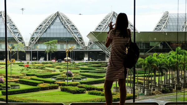Девушка в международном аэропорту Суварнабхуми в Бангкоке