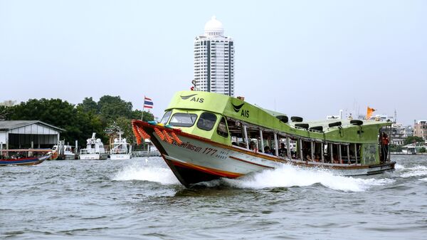 Лодка на реке Чао Прайя в Бангкоке