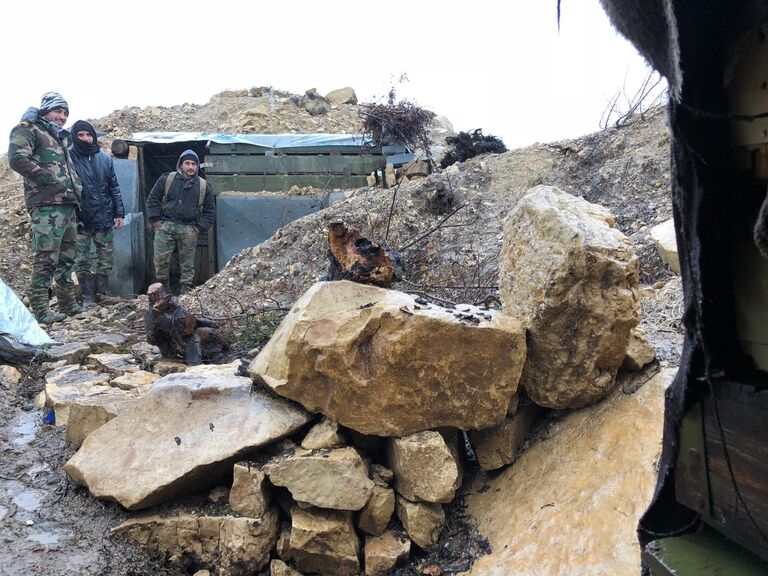 На передовой позиции армии САР в горной Латакии, на границе провинции Идлиб На передовой позиции армии САР в горной Латакии, на границе провинции Идлиб