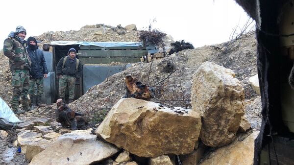 На передовой позиции армии САР в горной Латакии, на границе провинции Идлиб
