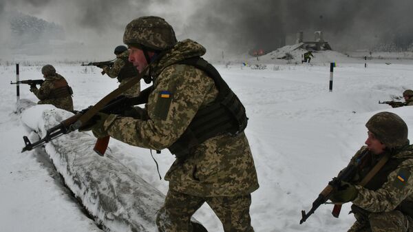  Солдаты украинской армии принимают участие в военных учениях близ села Десна Черниговской области