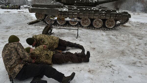 Солдаты украинской армии принимают участие в военных учениях близ села Десна Черниговской области