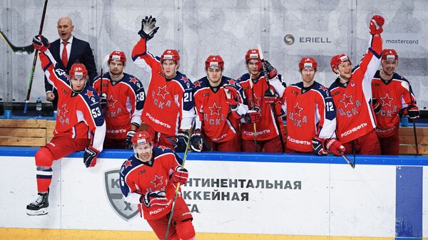 Хоккеисты ЦСКА радуются победе