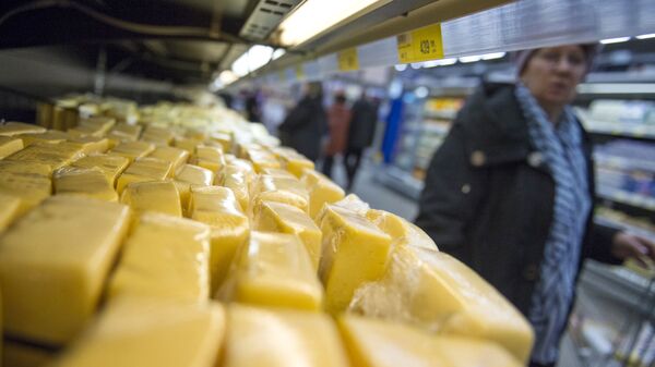 Украинский сыр на прилавке магазина в Омске