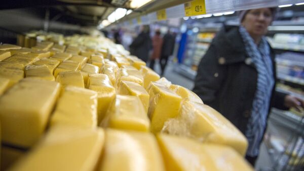 Украинский сыр на прилавке магазина в Омске