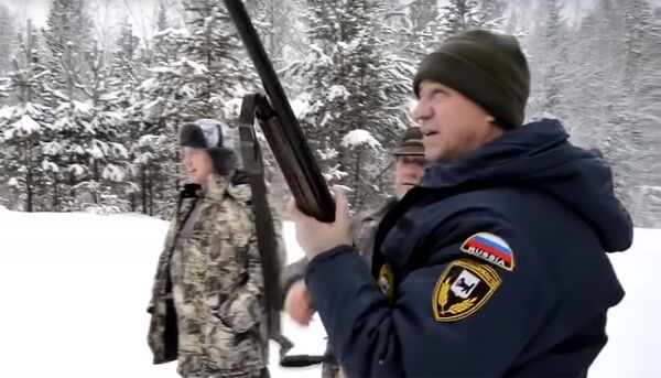 Стоп-кадр видео с участием губернатора Иркутской области Сергея Левченко во время охоты Стоп-кадр видео с участием губернатора Иркутской области Сергея Левченко во время охоты