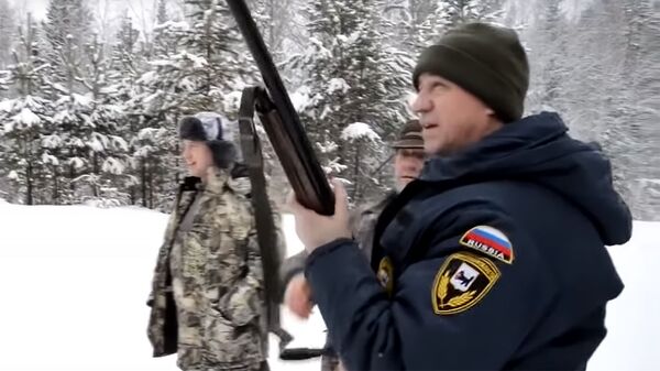 Стоп-кадр видео с участием губернатора Иркутской области Сергея Левченко во время охоты