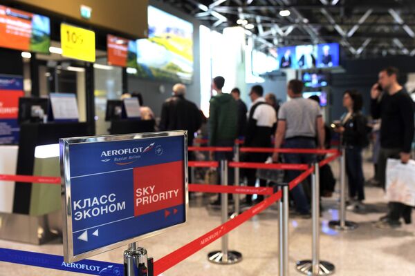 Пассажиры в терминале B международного аэропорта Шереметьево Пассажиры в терминале B международного аэропорта Шереметьево