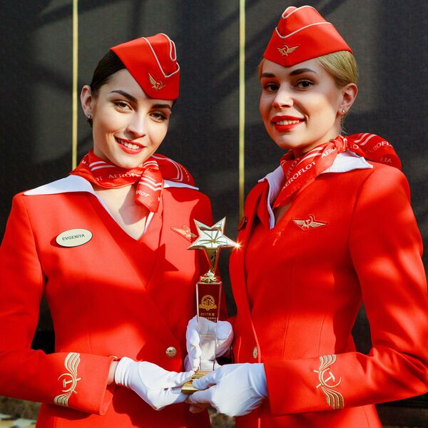 Премия Flyer Award 2018 в руках сотрудниц авиакомпании Аэрофлот