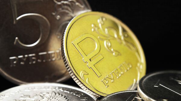 Монеты номиналом один рубль и пять рублей