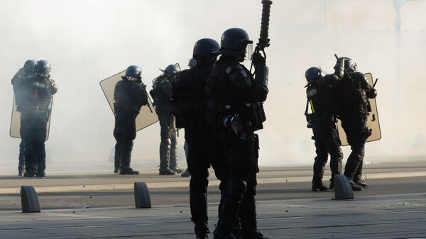 Сотрудники правоохранительных органов Франции во время протестной акции желтых жилетов