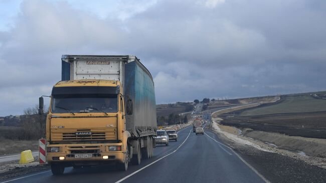 Автомобильное движение на участке трассы Таврида в Крыму. 30 декабря 2018