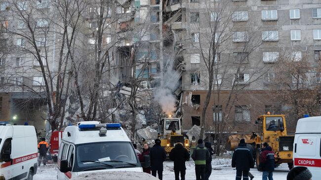 На месте обрушения одного из подъездов жилого дома в Магнитогорске. 31 декабря 2018 