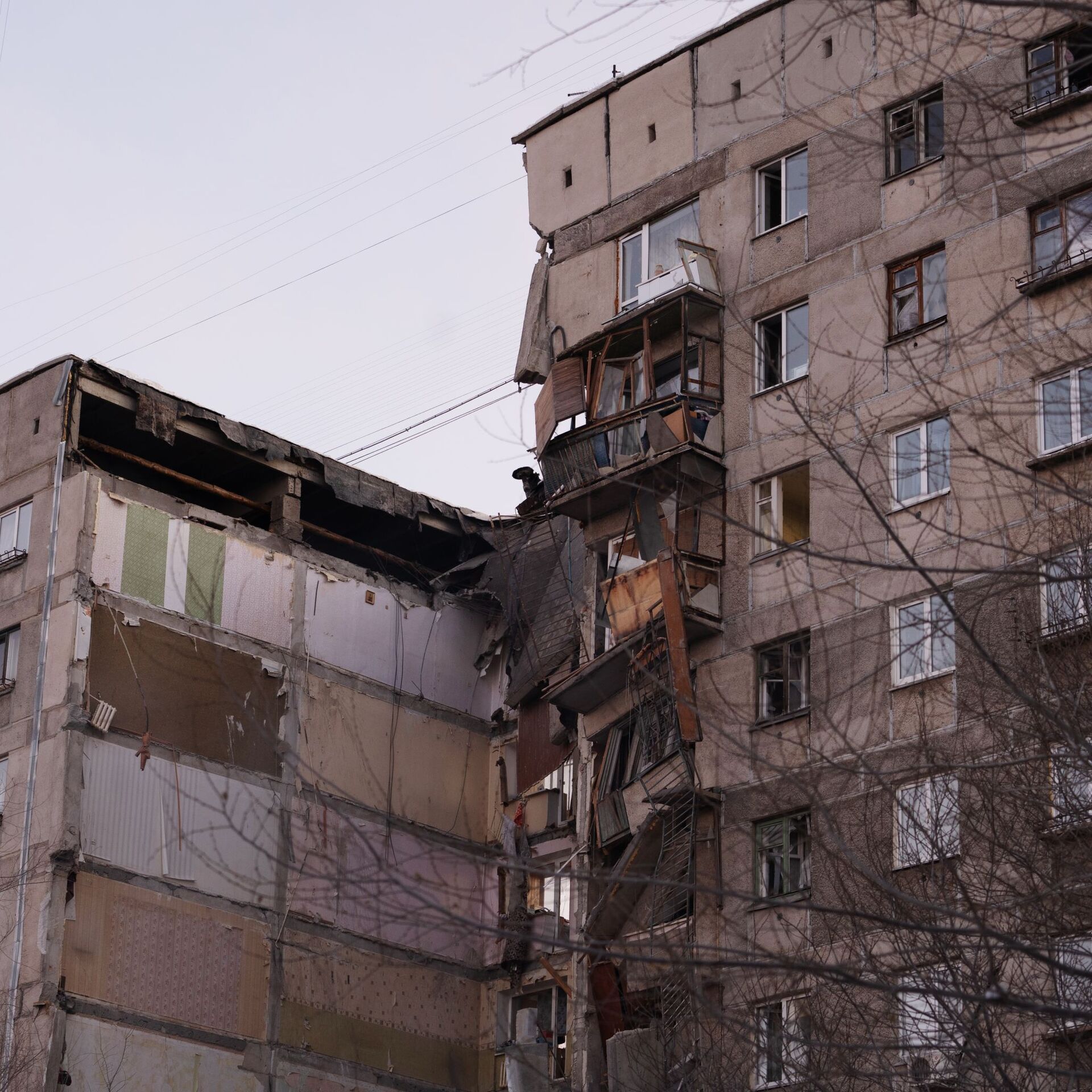 В Магнитогорске из-под завалов извлекли четырех выживших и троих погибших -  РИА Новости, 31.12.2018