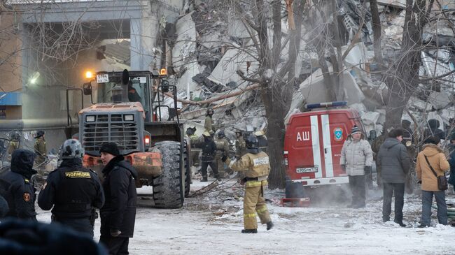 На месте обрушения одного из подъездов жилого дома в Магнитогорске. 31 декабря 2018 