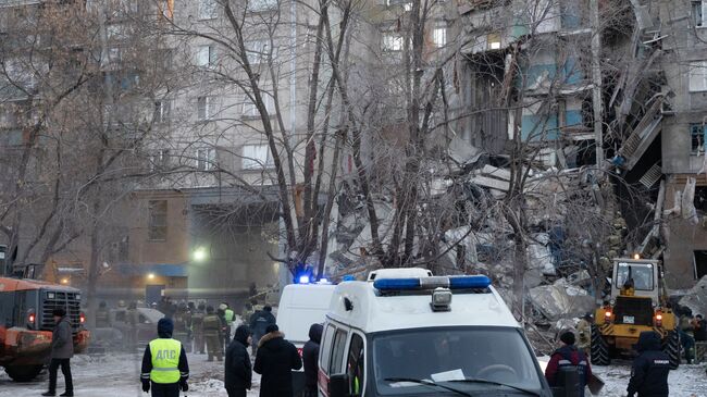 На месте обрушения одного из подъездов жилого дома в Магнитогорске. 31 декабря 2018