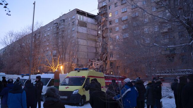 На месте обрушения одного из подъездов жилого дома в Магнитогорске. 31 декабря 2018 