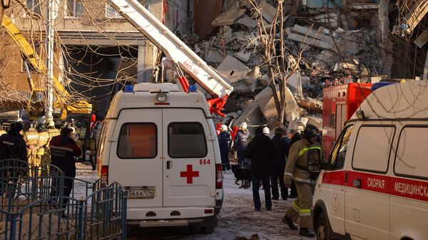 Автомобили скорой медицинской помощи на месте обрушения одного из подъездов жилого дома в Магнитогорске. 31 декабря 2018
