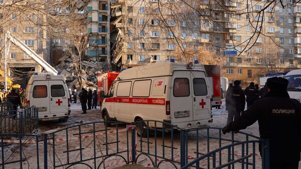 Автомобили скорой медицинской помощи на месте обрушения одного из подъездов жилого дома в Магнитогорске. 31 декабря 2018 