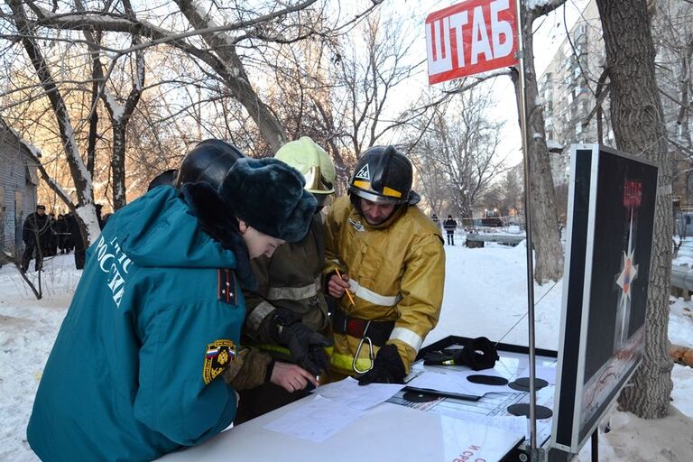 Сотрудники МЧС на месте обрушения одного из подъездов жилого дома в Магнитогорске. 31 декабря 2018