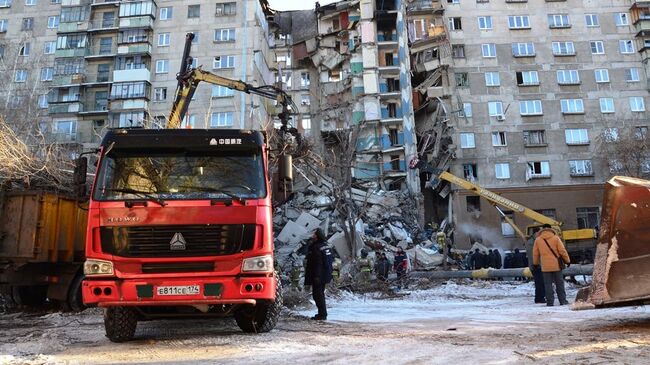 Ликвидация последствий обрушения одного из подъездов жилого дома в Магнитогорске. 31 декабря 2018