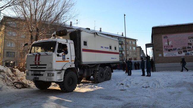 Автомобиль МЧС на месте обрушения одного из подъездов жилого дома в Магнитогорске. 31 декабря 2018