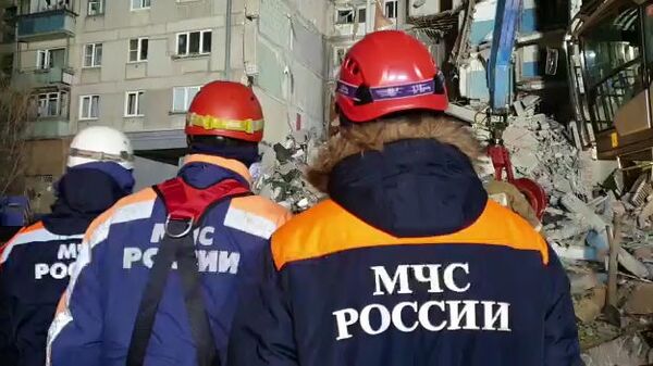 Сотрудники МЧС на месте обрушения одного из подъездов жилого дома в Магнитогорске. 31 декабря 2018 