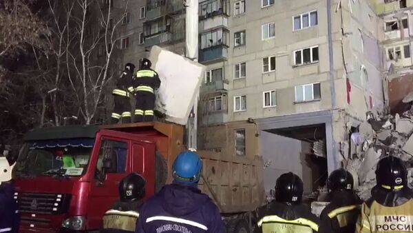 Сотрудники МЧС на месте обрушения одного из подъездов жилого дома в Магнитогорске 